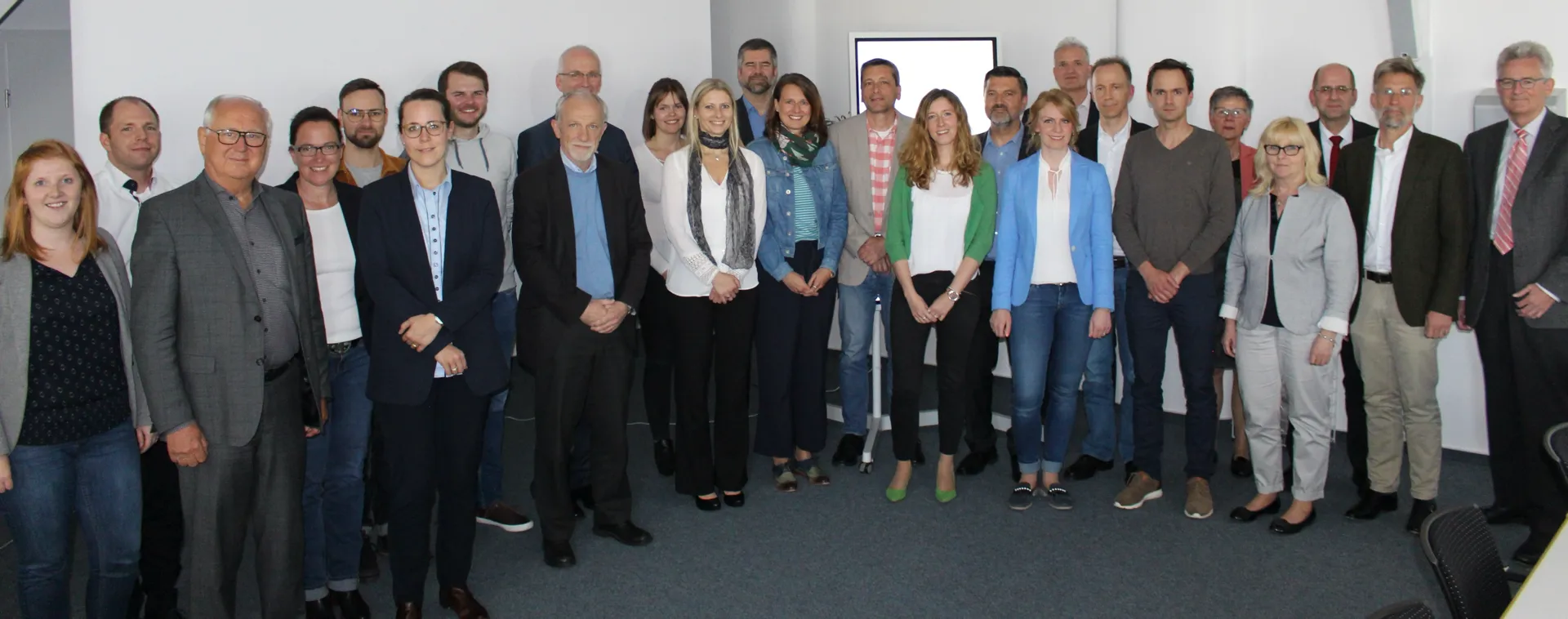 Bei einem Workshop diskutierten Prof. Dr. Harald Danne (r.), Norbert Müller (3.v.l.), Prof. Dr. Michael Guckert (2.v.r.) sowie Unternehmensvertreter über den geplanten neuen Masterstudiengang. (Foto: THM)